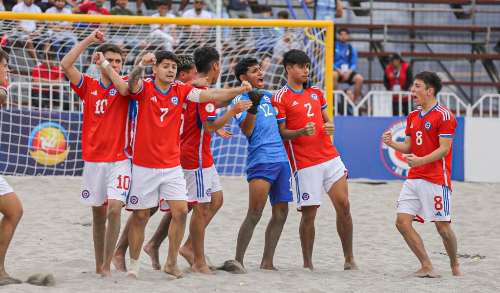 Chile logra el tercer lugar del Sudamericano Sub 20 de Fútbol Playa tras vencer a Colombia en vibrante tanda de penales