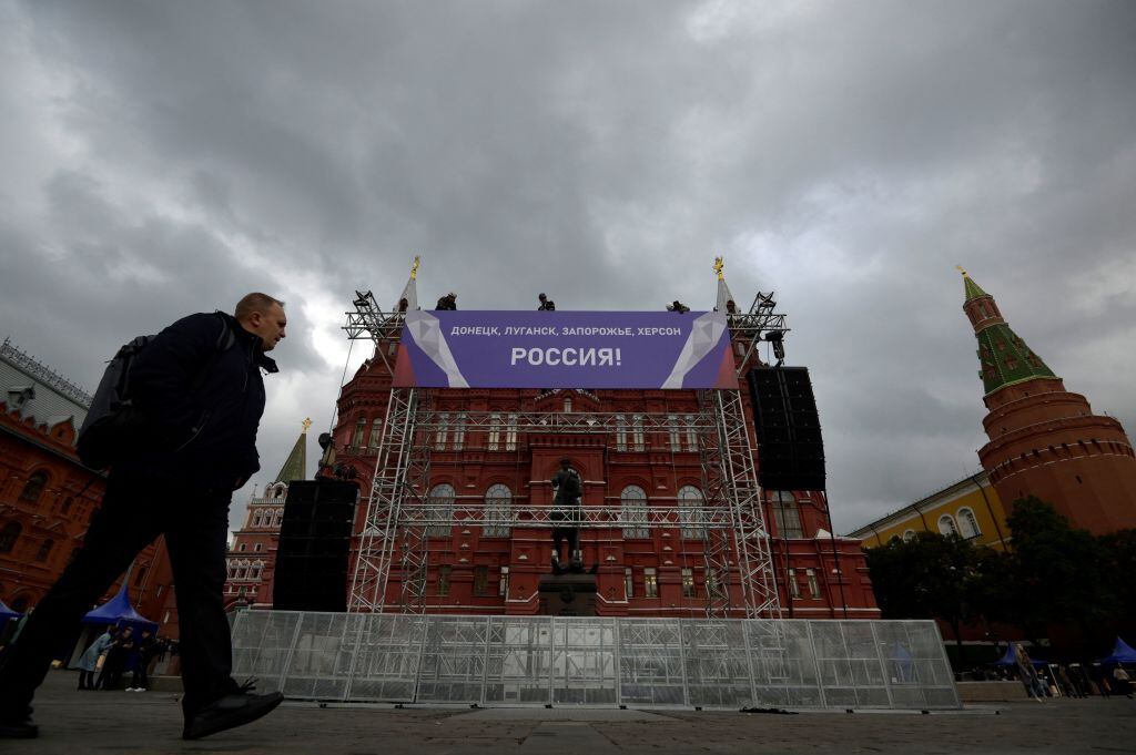 En la Plaza Roja de Moscú preparan escenario por la anexión de cuatro regiones