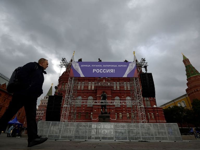En la Plaza Roja de Moscú preparan escenario por la anexión de cuatro regiones