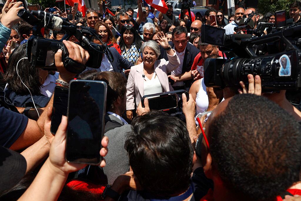 Jeannette Jara llegando a votar en Conchalí