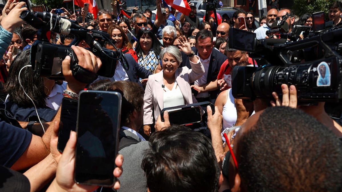 Sin escoltas en masiva llegada a su colegio: locura y colapso total en votación de Jeannette Jara en Conchalí