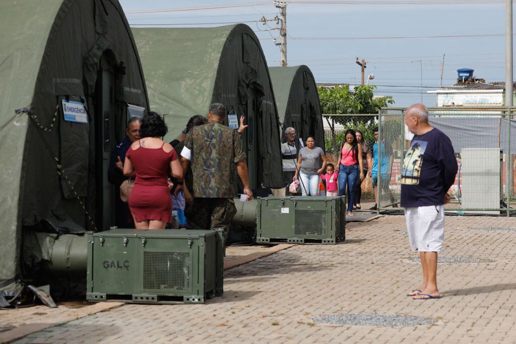 Una estación militar de campaña en Brasil sirve para atender pacientes con síntomas del dengue en ese recinto en la zona de Ceilandia en el DF de Brasilia.
