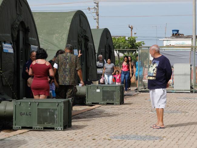 Una estación militar de campaña en Brasil sirve para atender pacientes con síntomas del dengue en ese recinto en la zona de Ceilandia en el DF de Brasilia.