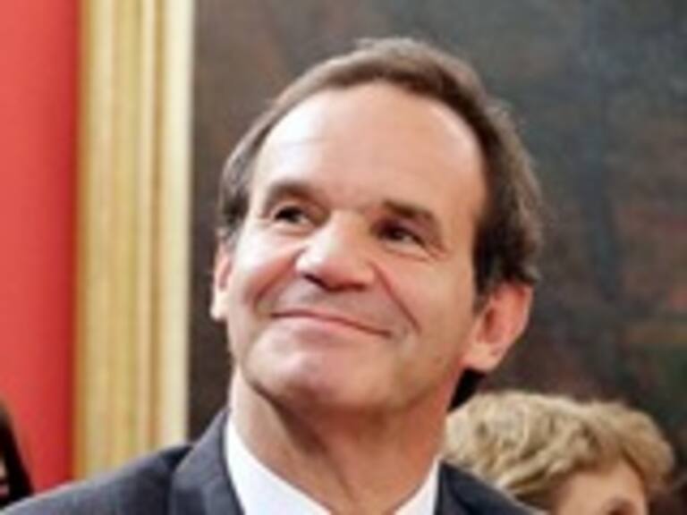 Allamand: Golborne debe explicar graves abusos que afectan a miles de personas por caso Jumbo