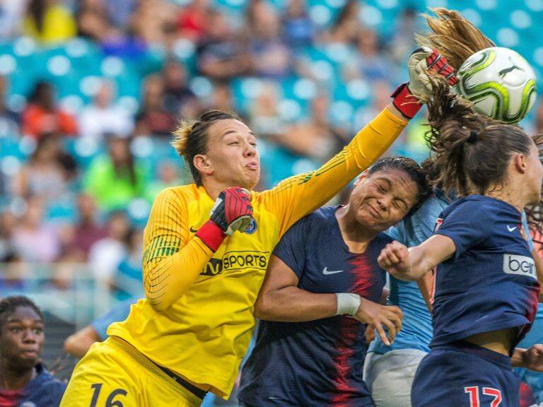 PSG goalkeeper Christiane Endler (16) fails to stop a cross and allows Jill Scott, surrounded by defenders, to score during the third place match of the Women&#039;s International Champions Cup between Manchester City and Paris Saint-Germain at Hard Rock Stadium in Miami Gardens, Fla. on Sunday, July 29, 2018. (Sam Navarro/Miami Herald/Tribune News Service via Getty Images)