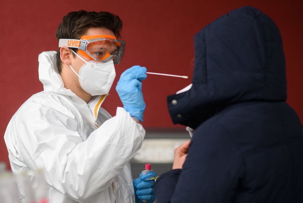 Personal sanitario realiza pruebas para detectar el covid-19 en Laatzen