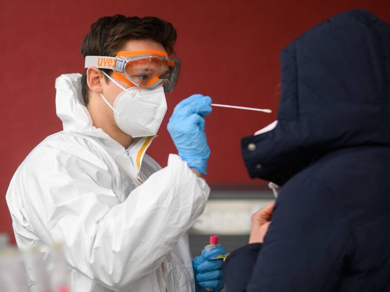 Personal sanitario realiza pruebas para detectar el covid-19 en Laatzen