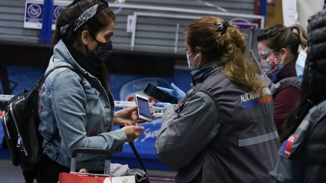 28 de septiembre de 2020/SANTIAGOIniciando en Estación Central la fase 3 del Plan “Paso a Paso”, gran cantidad de pasajeros llega hasta el terminal sur de la comuna para realizar viajes hacia distintas regiones del país en la puesta en marcha de los viajes interregionales. En la imagen personal sanitario fiscaliza a pasajeros
FOTO: FRANCISCO CASTILLO/AGENCIAUNO