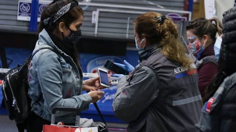 28 de septiembre de 2020/SANTIAGOIniciando en Estación Central la fase 3 del Plan “Paso a Paso”, gran cantidad de pasajeros llega hasta el terminal sur de la comuna para realizar viajes hacia distintas regiones del país en la puesta en marcha de los viajes interregionales. En la imagen personal sanitario fiscaliza a pasajeros
FOTO: FRANCISCO CASTILLO/AGENCIAUNO
