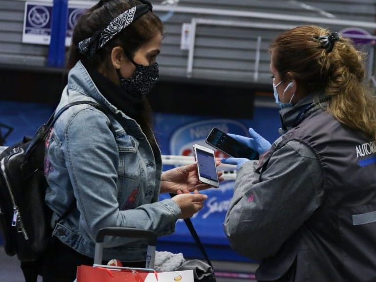 28 de septiembre de 2020/SANTIAGOIniciando en Estación Central la fase 3 del Plan “Paso a Paso”, gran cantidad de pasajeros llega hasta el terminal sur de la comuna para realizar viajes hacia distintas regiones del país en la puesta en marcha de los viajes interregionales. En la imagen personal sanitario fiscaliza a pasajeros
FOTO: FRANCISCO CASTILLO/AGENCIAUNO