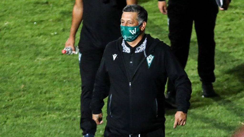 27 DE MARZO DE 2021/SANTIAGOEl Director Tcnico De Santiago Wanderers, Ronald Fuentes(c), durante el partido valido por la primera fecha del Campeonato Nacional AFP PlanVital 2021 entre Union Espaola y Santiago Wanderers, disputado en el Estadio Santa Laura.
FOTO: SEBASTIAN ORIA/AGENCIAUNO