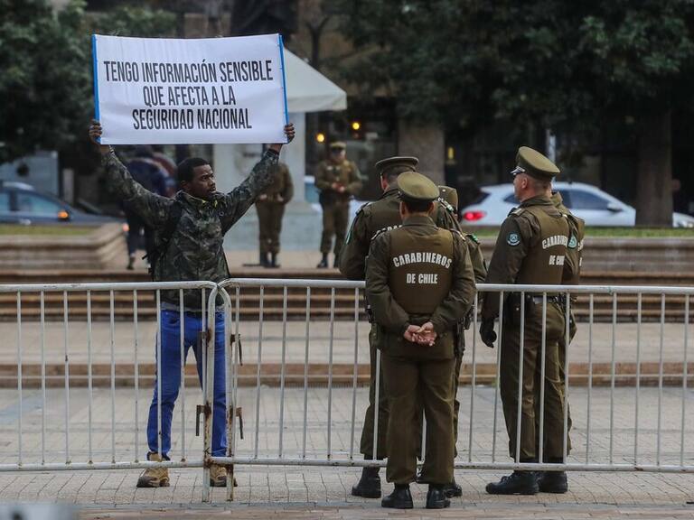 Impacto por hombre con cartel afuera de La Moneda: «Tengo información que afecta a la seguridad nacional»