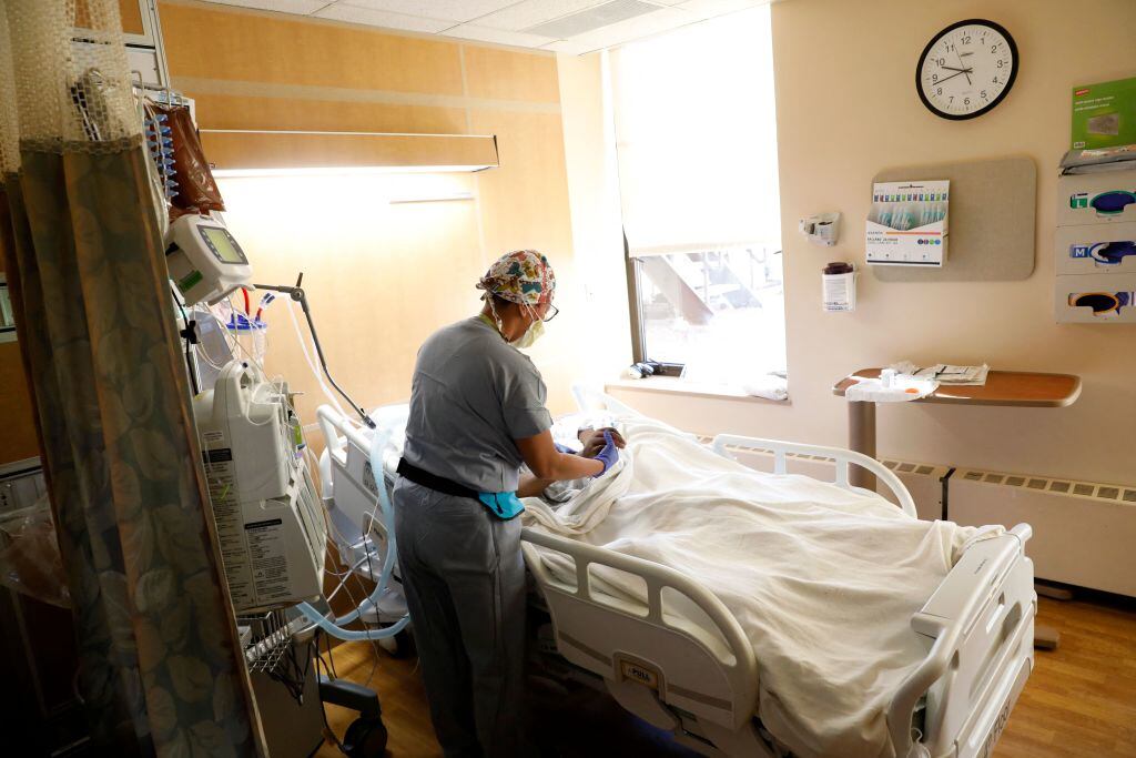 Médico atiende a paciente con covid-19 en el hospital militar de Dearborn
