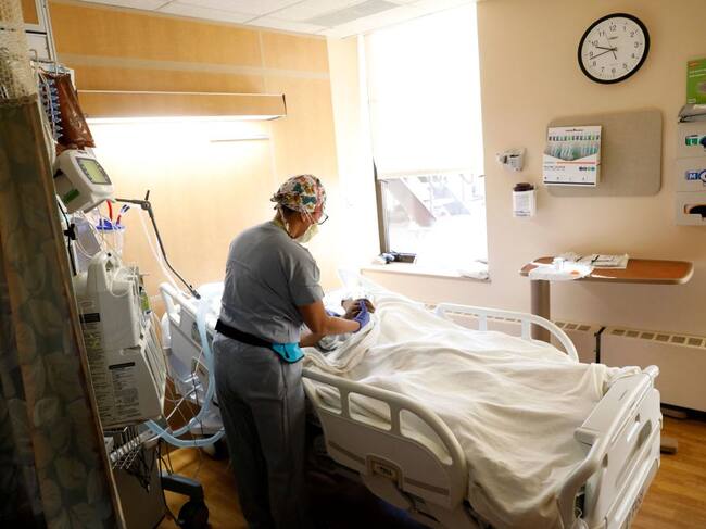 Médico atiende a paciente con covid-19 en el hospital militar de Dearborn