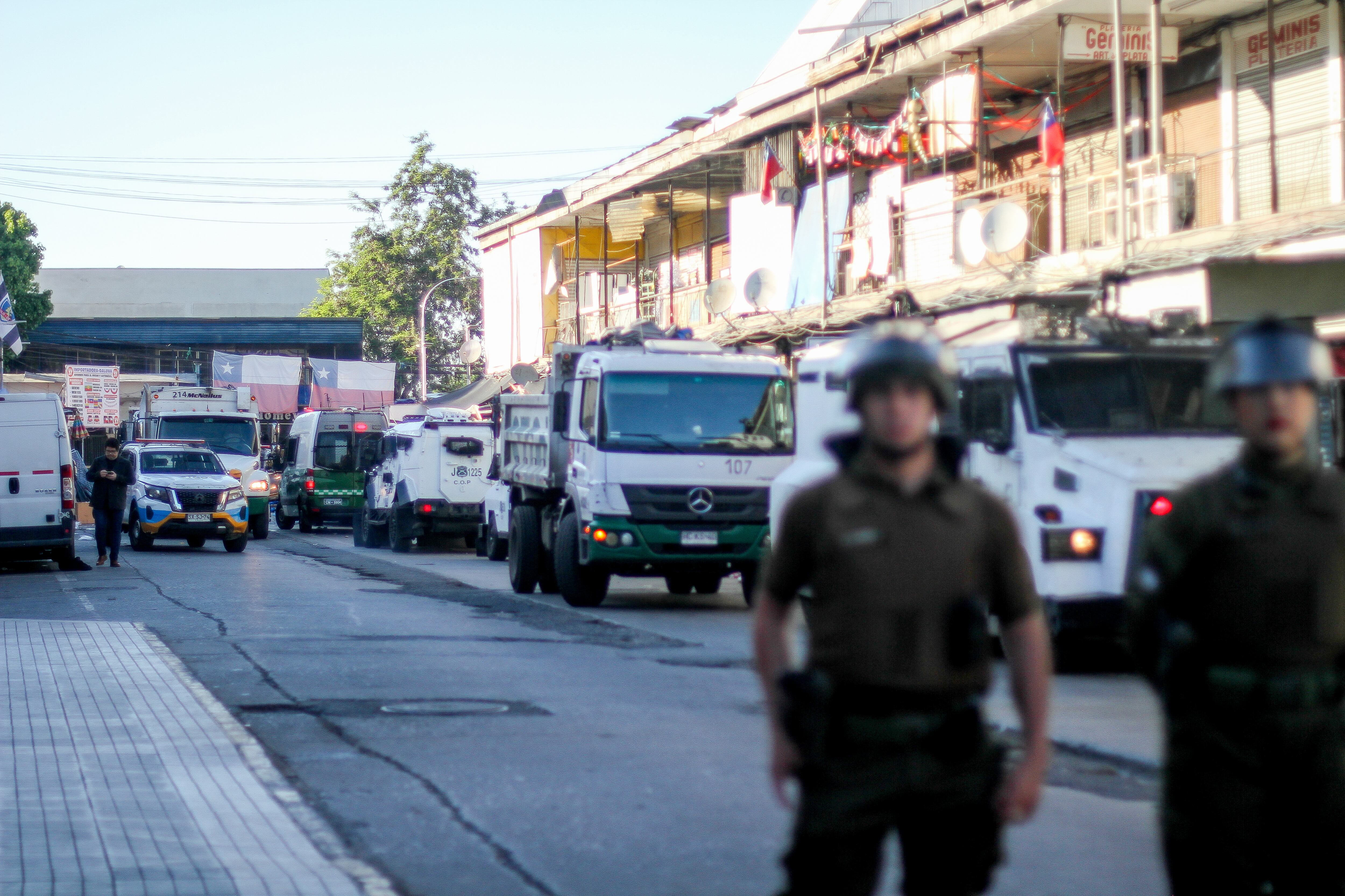 10 de noviembre de 2025/SANTIAGOVista de la calle San Alfonso, durante el operativo liderado por la Delegación Presidencial y la municipalidad de Santiago, en conjunto con Carabineros y Seguridad Pública, que se realiza en el barrio Meiggs, como parte de la segunda etapa del plan de despeje de toldos azules. 
FOTO: HANS SCOTT/AGENCIAUNO