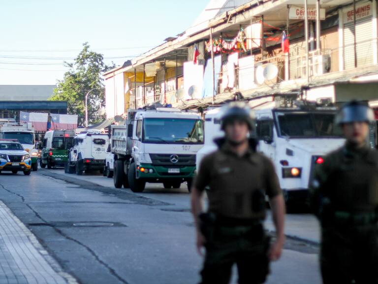 10 de noviembre de 2025/SANTIAGO
Vista de la calle San Alfonso, durante el operativo liderado por la Delegación Presidencial y la municipalidad de Santiago, en conjunto con Carabineros y Seguridad Pública, que se realiza en el barrio Meiggs, como parte de la segunda etapa del plan de despeje de toldos azules.
FOTO: HANS SCOTT/AGENCIAUNO