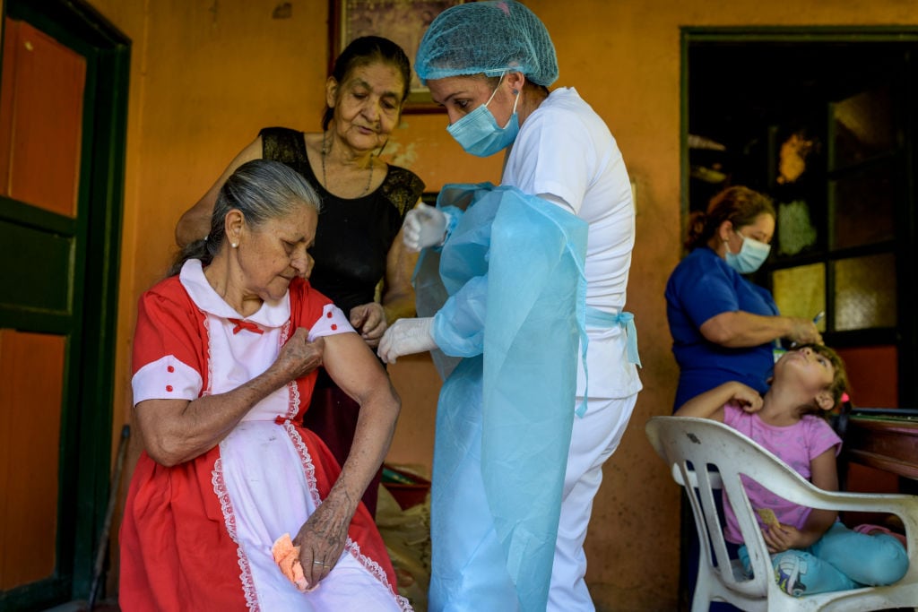 Mujer de 82 años recibe la vacuna de Novavax contra el Covid-19 en Colombia