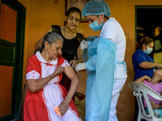 Mujer de 82 años recibe la vacuna de Novavax contra el Covid-19 en Colombia