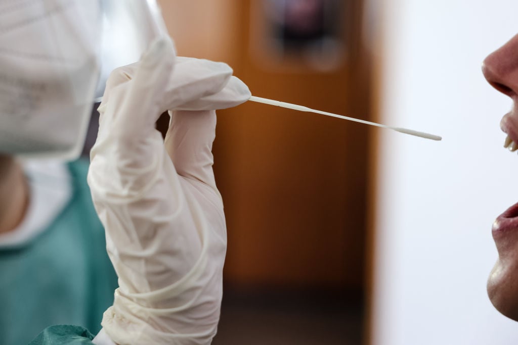 Personal sanitario toma un examen PCR para detectar covid en la ciudad de Kiel