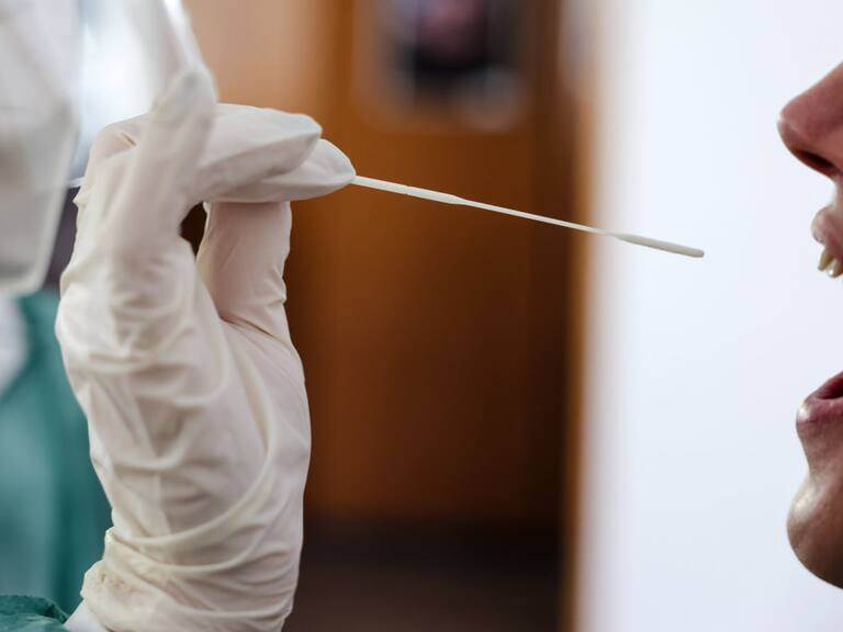 Personal sanitario toma un examen PCR para detectar covid en la ciudad de Kiel