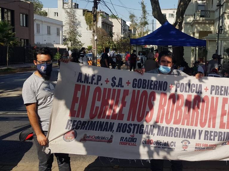 Grupo de hinchas entregó carta a Gabriel Boric para acabar con las sociedades anónimas en el fútbol