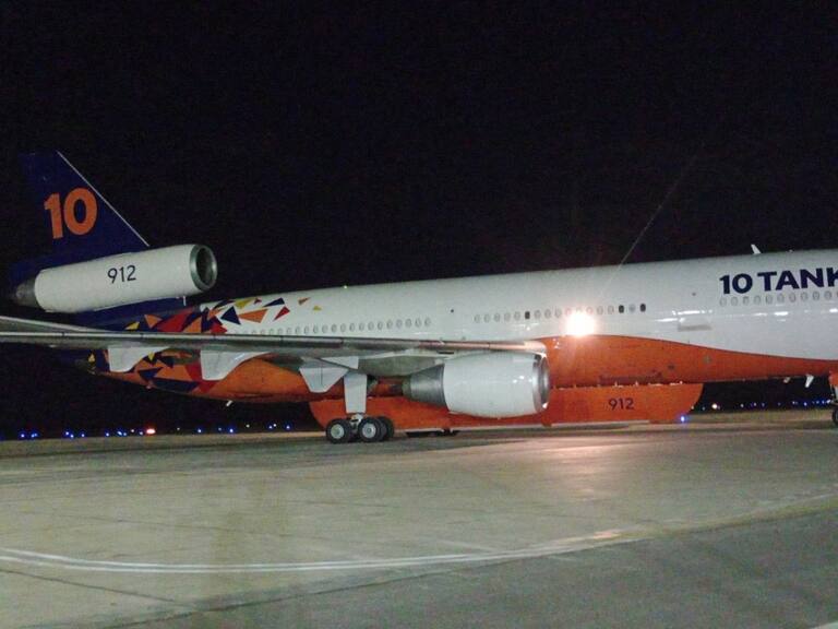 Avión Ten Tanker llega a Chile y se alista para combatir los incendios forestales en la zona centro-sur del país