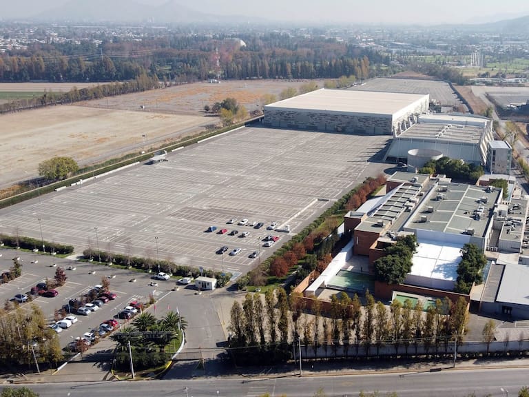 18 de Mayo del 2020/SANTIAGO Poco movimiento se aprecia desde el exterior del centro de salud Huechuraba emplazado en el Espacio Riesco de esa comuna. Las imágenes aéreas muestran el escaso movimiento de personal de salud y pacientes en el exterior
FOTO: FRANCISCO CASTILLO /AGENCIAUNO