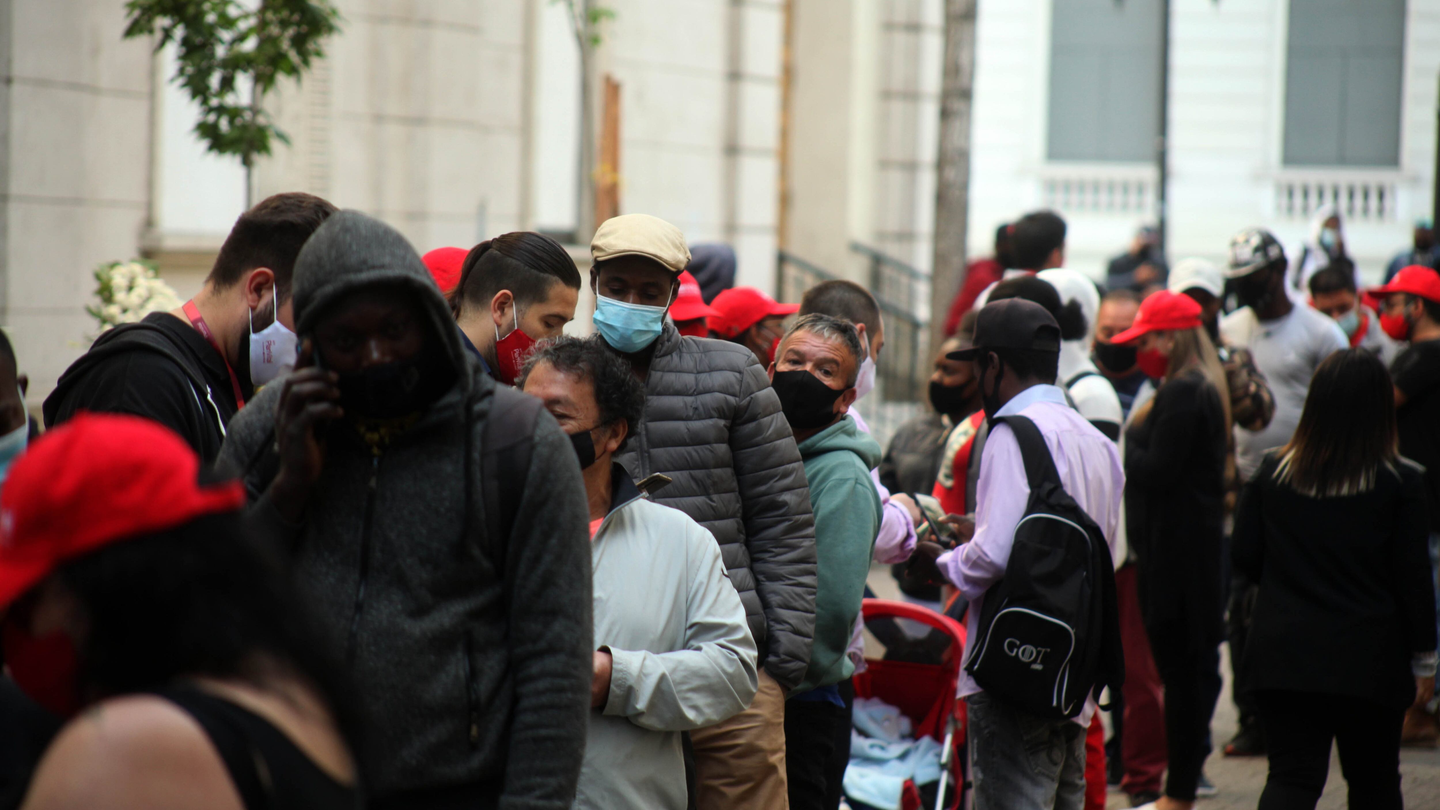 10 DE DICIEMBRE DE 2020/SANTIAGO
Personas realizan fila a las afueras de la AFP Plan Vital para realizar el retiro del segundo 10%, en calle Tenderini con Agustinas, Santiago.
FOTO: AILEN DÍAZ/AGENCIAUNO