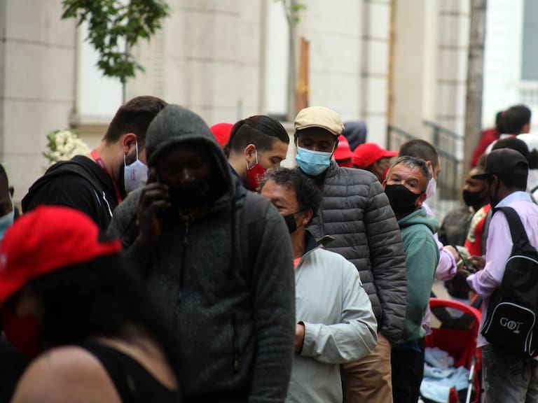 10 DE DICIEMBRE DE 2020/SANTIAGO
Personas realizan fila a las afueras de la AFP Plan Vital para realizar el retiro del segundo 10%, en calle Tenderini con Agustinas, Santiago.
 
FOTO: AILEN DÍAZ/AGENCIAUNO