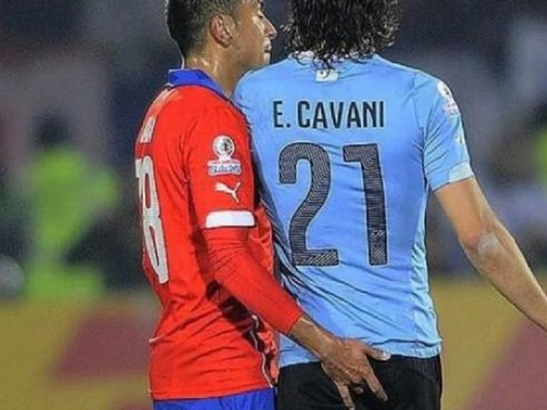 Figura de Uruguay aseguró que Edinson Cavani ya perdonó a Gonzalo Jara por «el episodio del dedo»