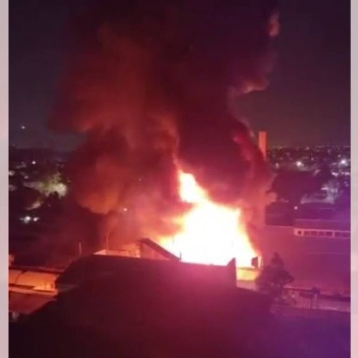 Recoleta: Bomberos trabajan en incendio en fábrica de insumos médicos y lavandería que consume ocho casas