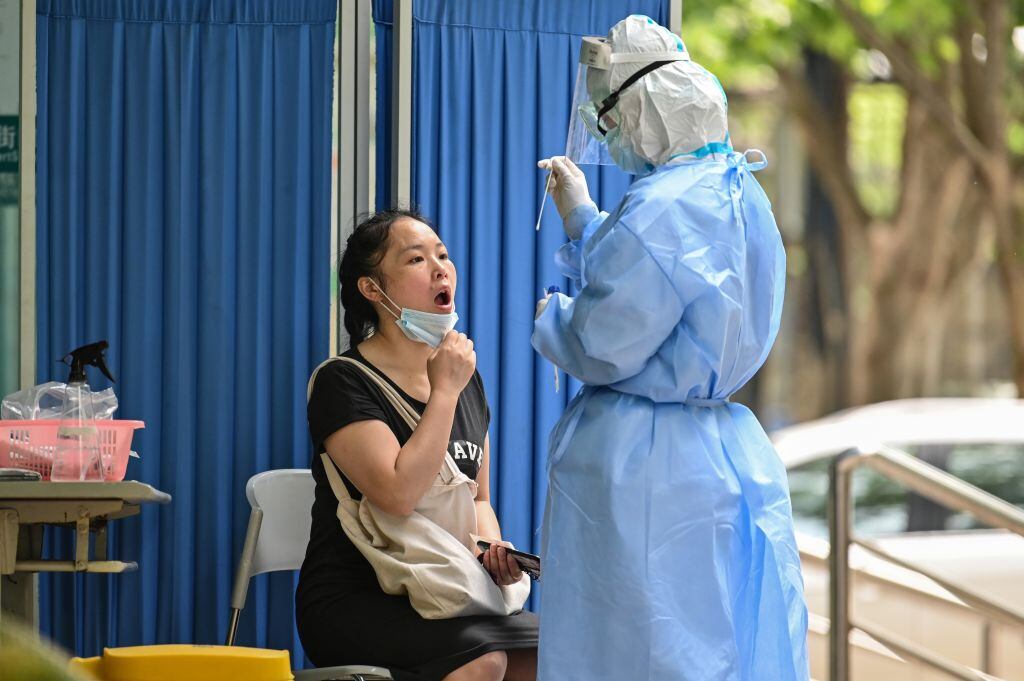 Una trabajadora de la salud realiza un test del Covid-19 en Wuhan