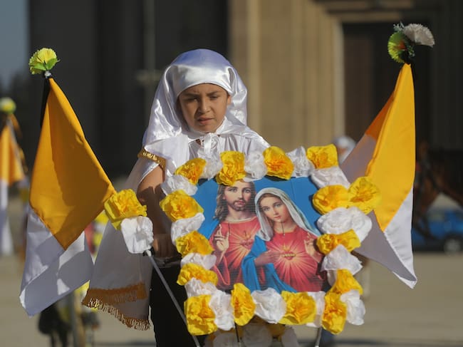 27 de abril de 2025/SANTIAGO
En la comuna de Maipu, se realiza la tradicional fiesta religiosa del Cuasimodo, donde jinetes, carretas, ciclistas y autos adornados, visitaran a los enfermos y le darán su comunión.
FOTO: SEBASTIAN BELTRAN GAETE / AGENCIUNO