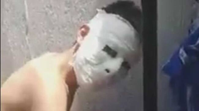 Estudiante con Máscara de Yeso