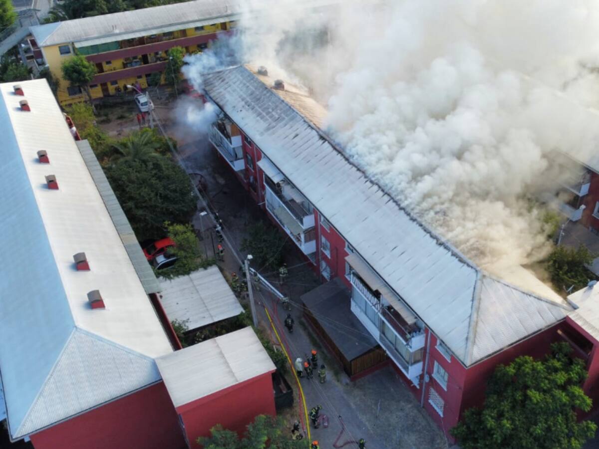 Incendio afecta seis departamentos en Renca: cerca de 200 bomberos trabajaron en la emergencia