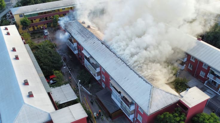 Incendio moviliza a bomberos en Renca