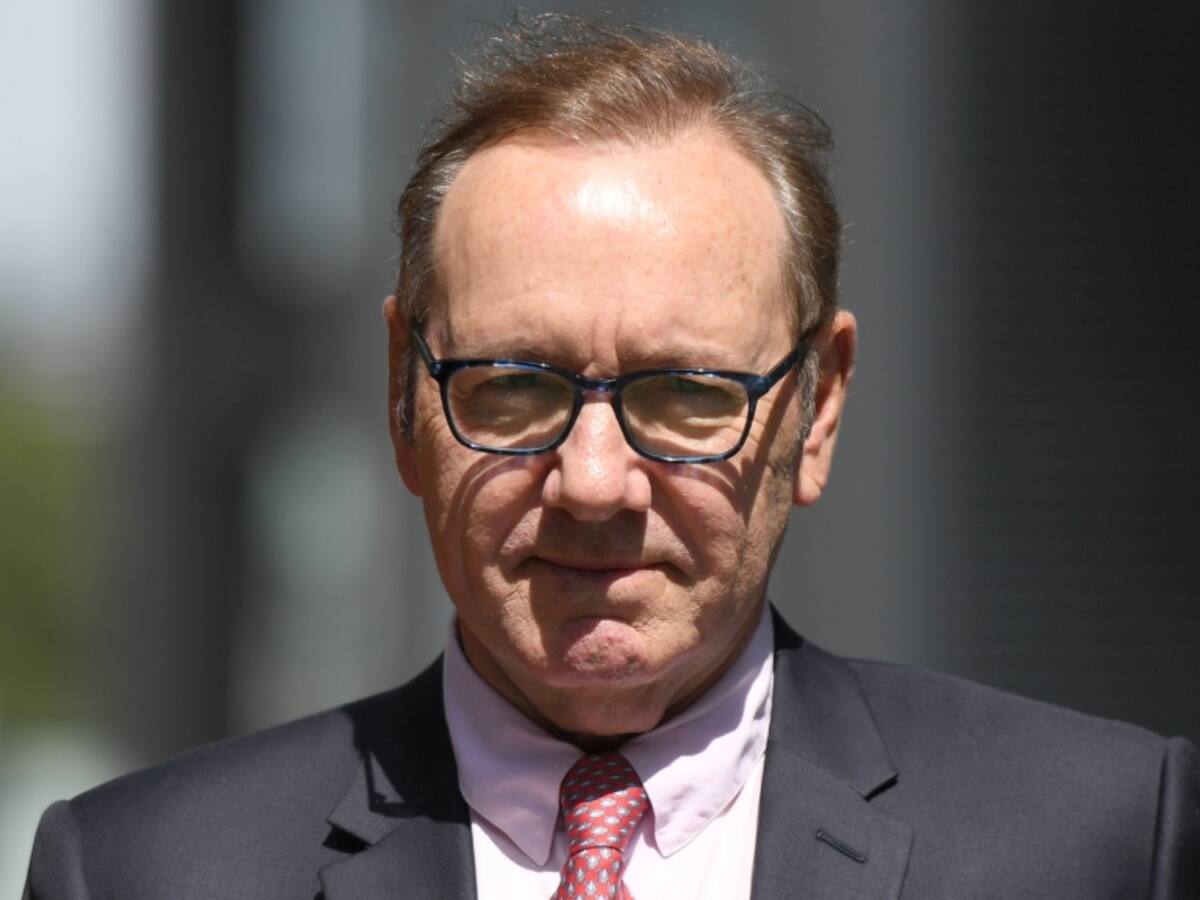 En el día de su cumpleaños: Kevin Spacey es declarado inocente de nueve cargos de agresión sexual