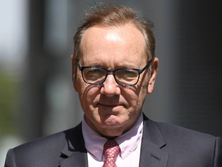 En el día de su cumpleaños: Kevin Spacey es declarado inocente de nueve cargos de agresión sexual