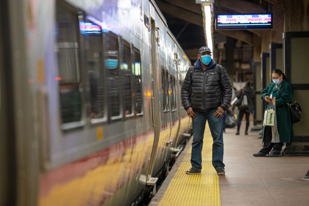 Una persona en un andén del metro de Nueva York