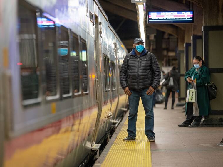Una persona en un andén del metro de Nueva York