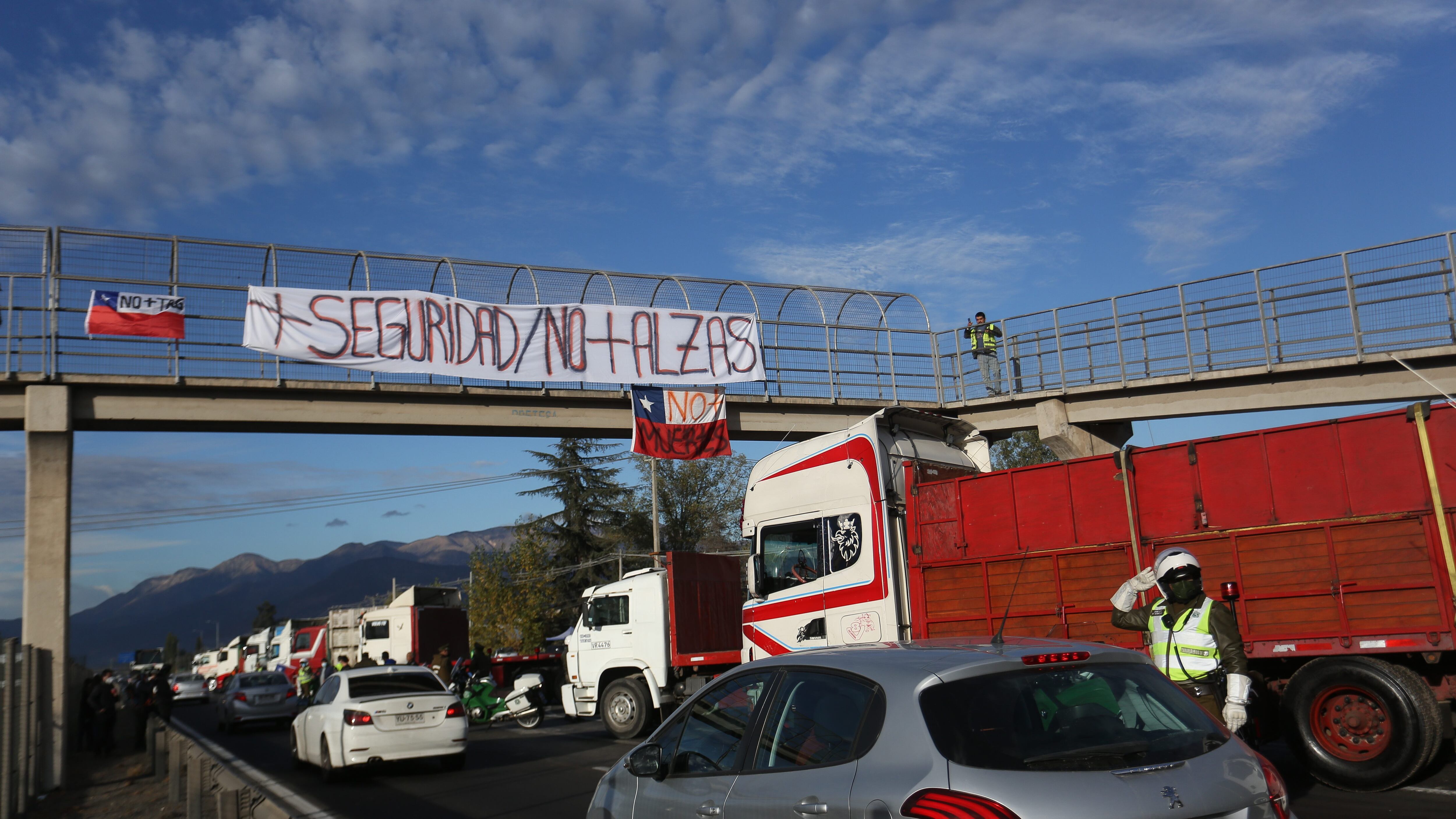 25 de ABRIL de 2022/ BUINGremio de Camioneros paralizan funciones y bloquean parte de la ruta 5 sector Buin-Paine km 41 por la alzas de combustible y exigiendo mayor seguridad
FOTO: DIEGO MARTIN/AGENCIAUNO