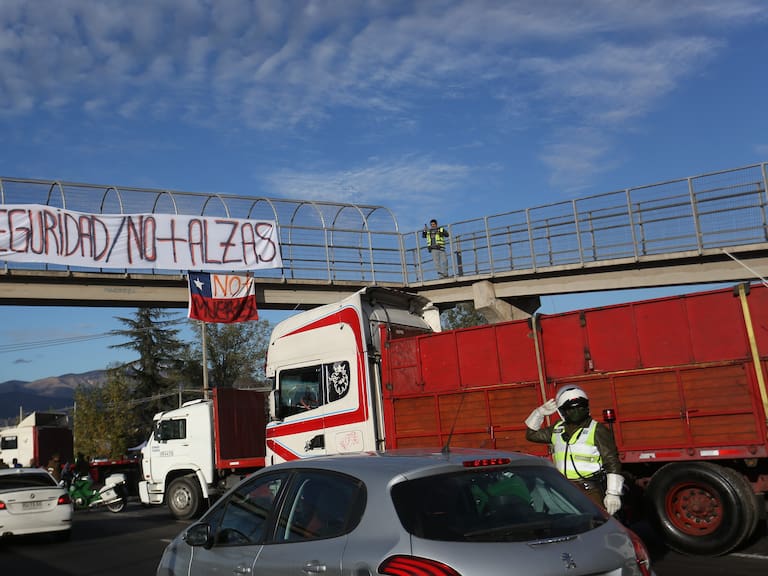 25 de ABRIL de 2022/ BUINGremio de Camioneros paralizan funciones y bloquean parte de la ruta 5 sector Buin-Paine km 41 por la alzas de combustible y exigiendo mayor seguridad
FOTO: DIEGO MARTIN/AGENCIAUNO