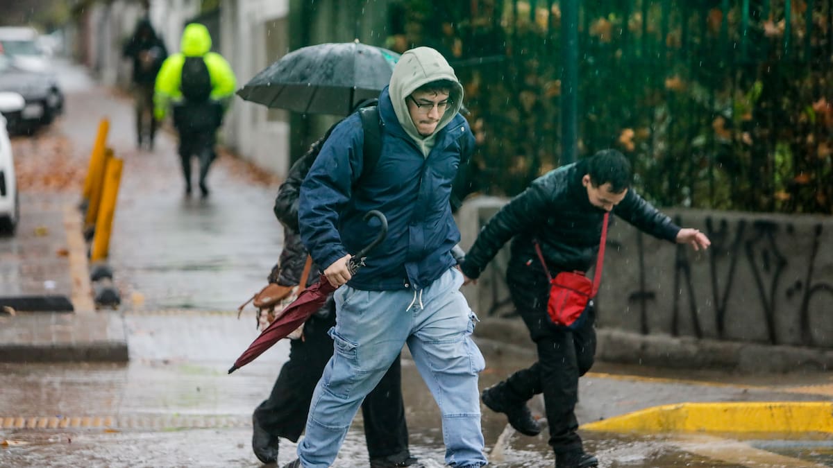 Anuncian nuevo temporal con lluvia y viento en la zona central: este será el punto de máxima intensidad en Santiago