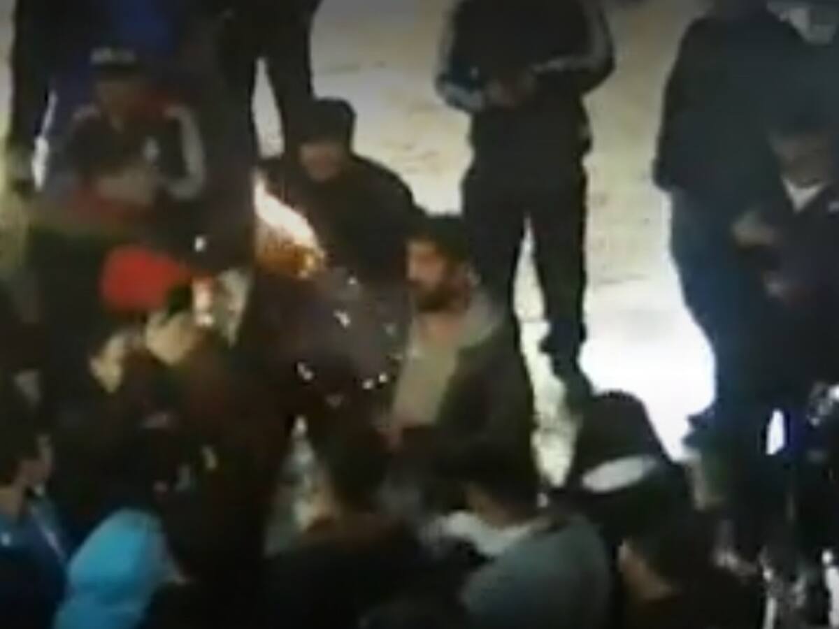 Barristas de Colo Colo son detenidos en Temuco por usar fuegos artificiales afuera de un hotel de concentración