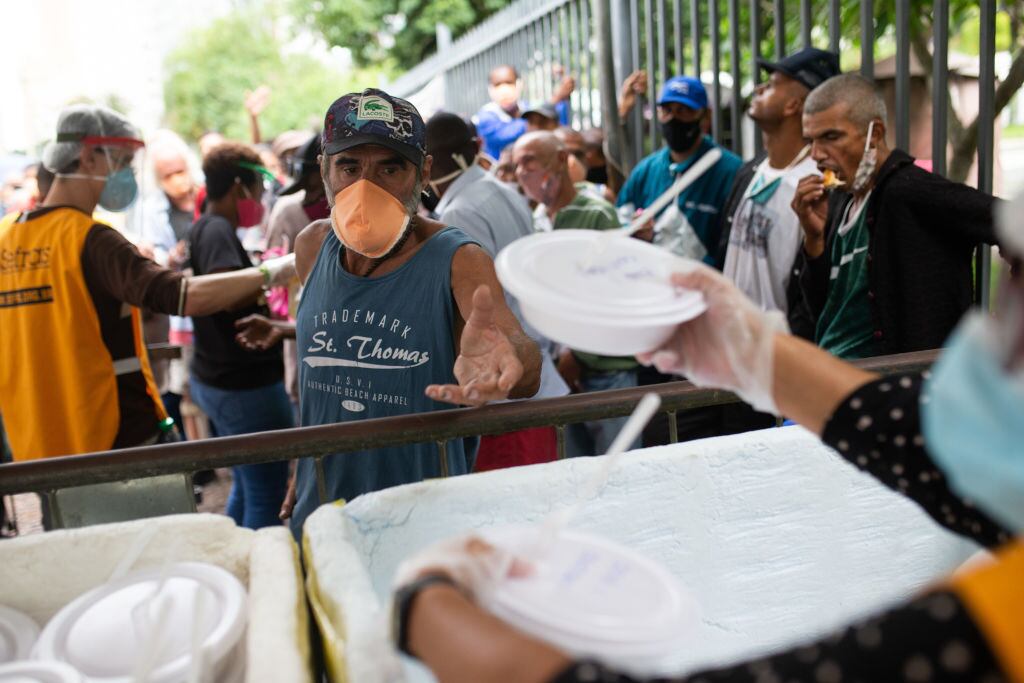Voluntarios entregan platos con comida en Río de Janeiro