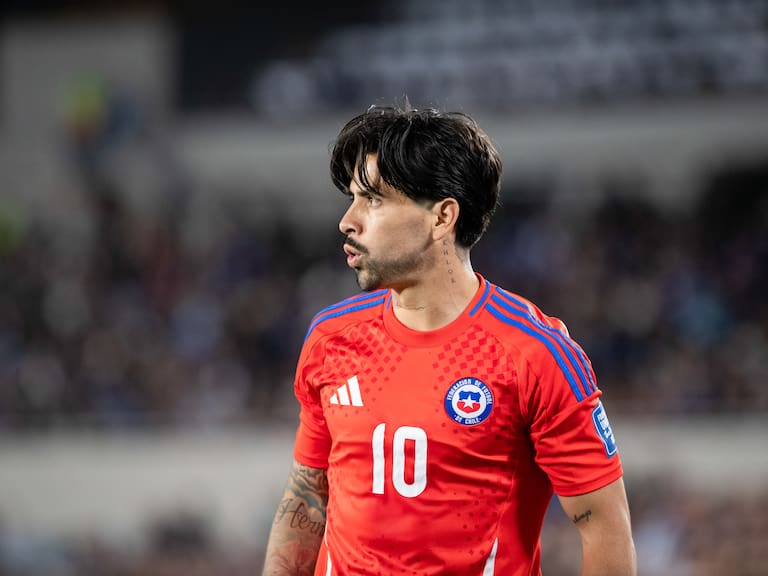 BUENOS AIRES, ARGENTINA - 2024/09/05: Victor Davila of Chile looks on during the FIFA World Cup 2026 Qualifier match between Argentina and Chile at Estadio Mas Monumental Antonio Vespucio Liberti. Final score: Argentina 3 - 0 Chile. (Photo by Manuel Cortina/SOPA Images/LightRocket via Getty Images)