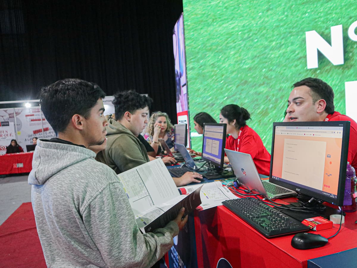 De estas universidades chilenas egresan los ingenieros comerciales con mejores sueldos
