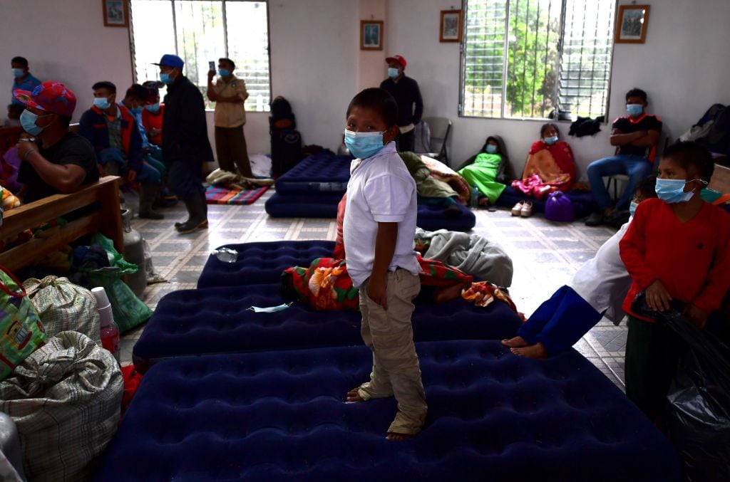Un niño descansa en un centro temporal en Ciudad de Panamá
