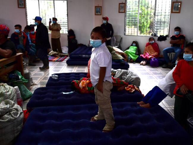 Un niño descansa en un centro temporal en Ciudad de Panamá