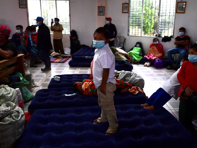 Un niño descansa en un centro temporal en Ciudad de Panamá